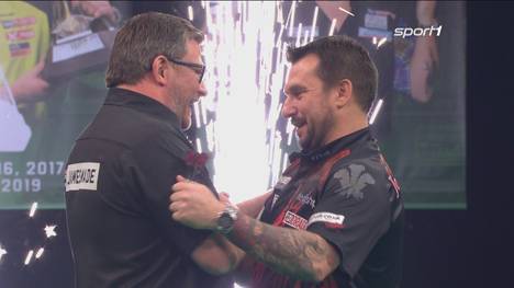 James Wade meldet setzt in der Premier League das nächste Ausrufezeichen. Gegen Jonny Clayton spielt er zum dritten mal in Folge einen 3-Darts-Average von über 104 Punkten. 