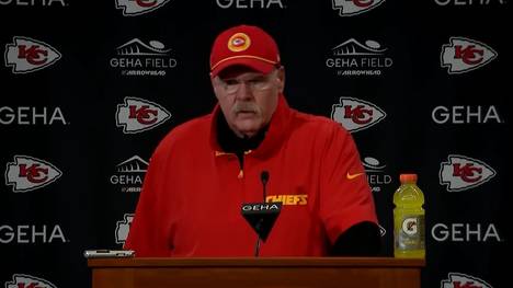 Chiefs-Coach Andy Reid lobt seinen Quarterback Patrick Mahomes, der mit einem Pass im Fallen einen Touchdown gegen die Houston Texans einleitete. "Was er macht, ist nicht normal", so der 66-Jährige.