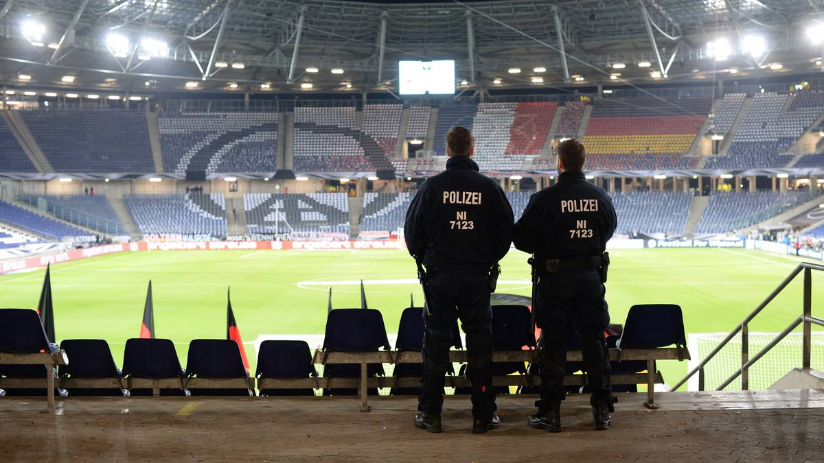 Eine leere HDI-Arena: Anderthalb Stunden vor dem geplanten Anpfiff wird das Länderspiel zwischen Deutschland und den Niederlanden in Hannover abgesagt. Grund sei eine "konkrete Gefahrenlage für ganz Hannover", so Polizeipräsident Volker Kluwe gegenüber dem NDR