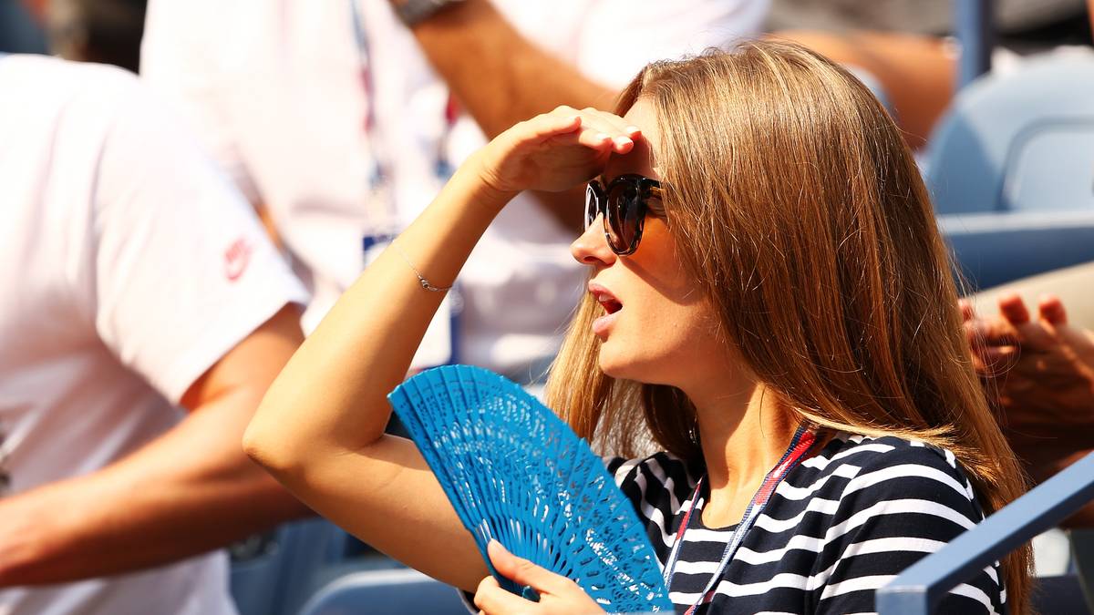 Seine Frau Kim sorgt mit einem Fächer für Abkühlung 