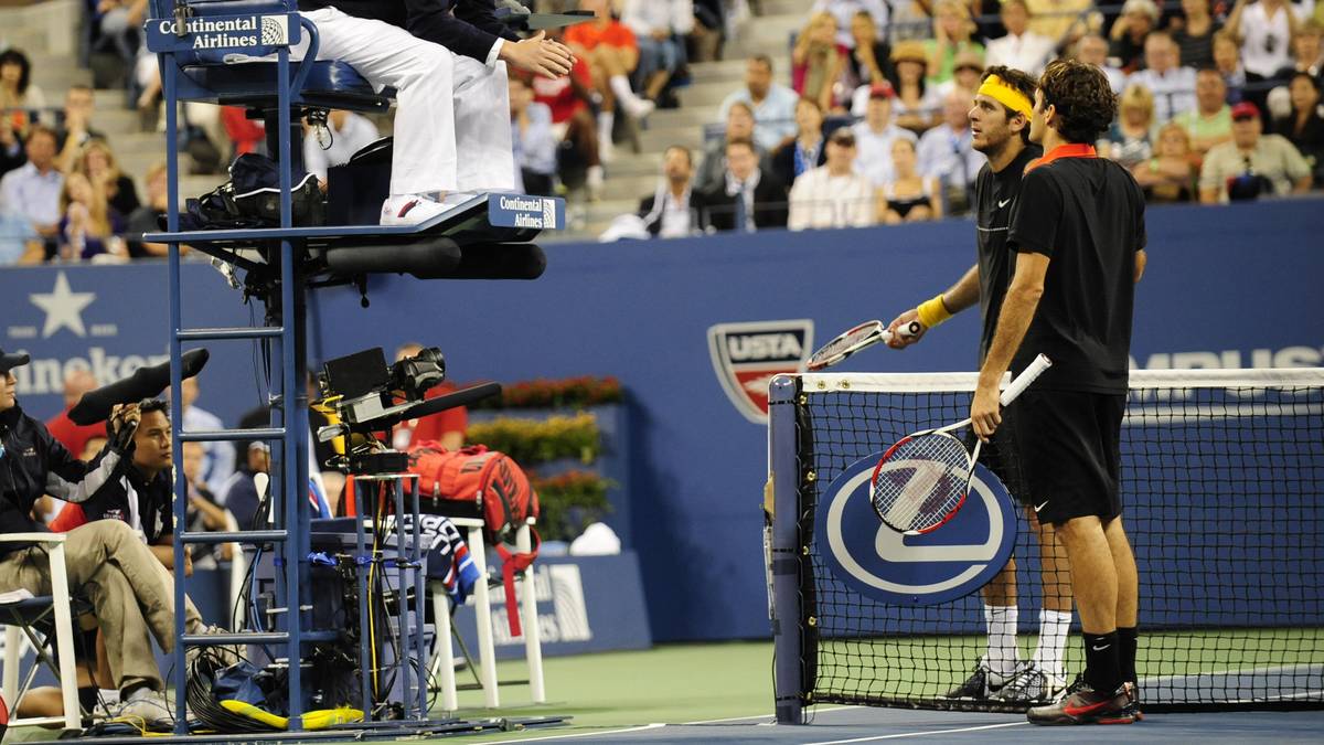 ... kämpft sich der Argentinier zurück.  Nach fünf Sätzen und mehr als vier Stunden Spielzeit gewinnt er noch mit 3:6, 7:6, 4:6, 7:6 und 6:2. Er ist der Erste, der Federer und Rafael Nafal im selben Grand-Slam-Turnier schlagen kann