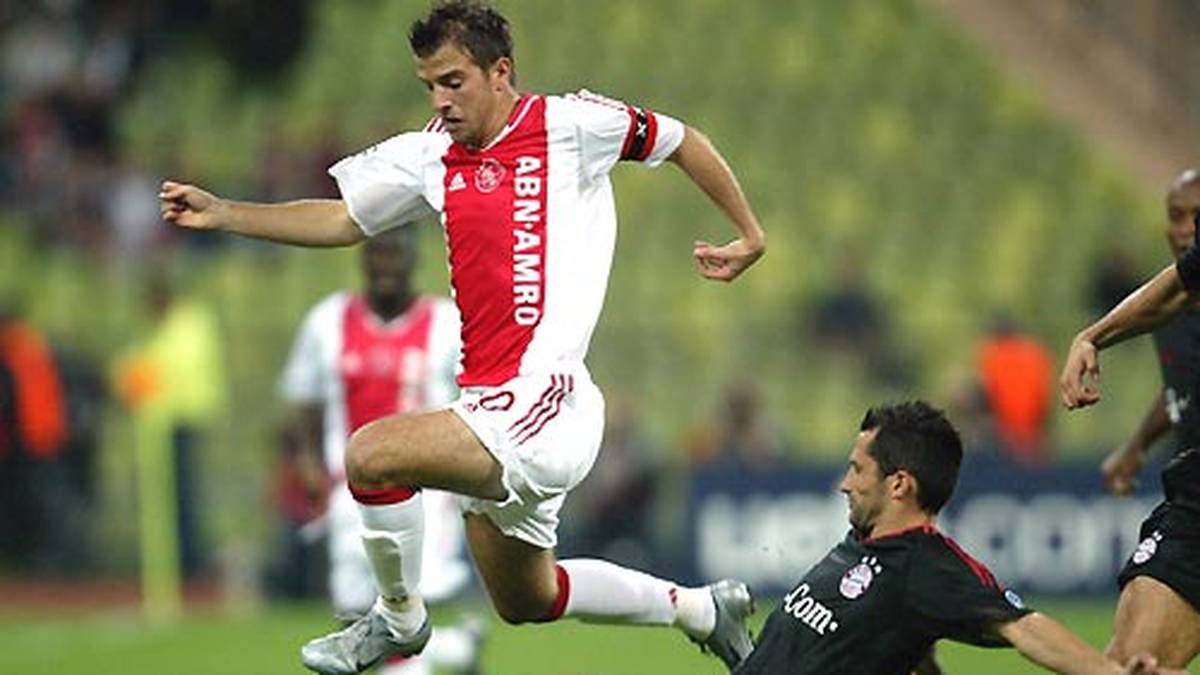 Wie bei vielen Stars aus den Niederlanden beginnt auch die Profikarriere von van der Vaart (l.) bei Ajax Amsterdam. Als 17-Jähriger gibt "VdV" sein Debüt, mit 21 spielt er in der Champions League gegen die Bayern und verliert in München mit 0:4