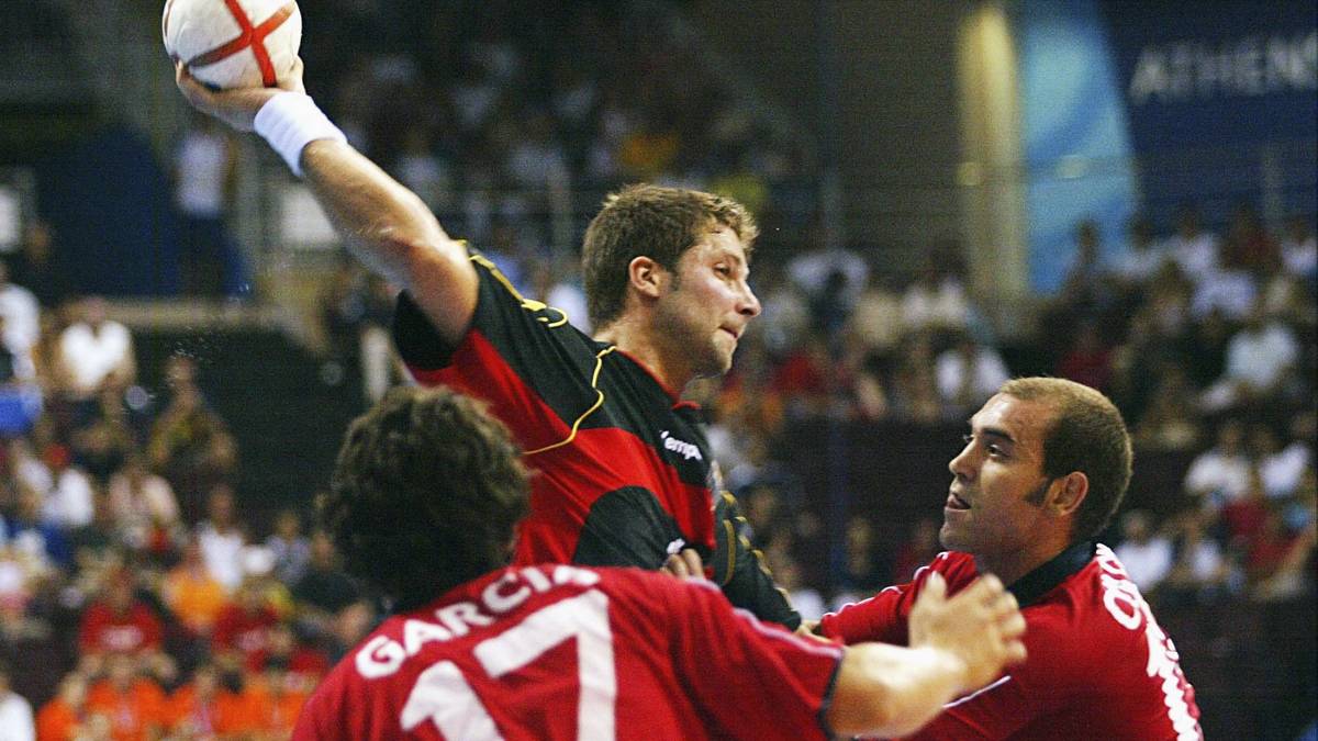 Als Spanien per Siebenmeter trifft, droht Deutschland das Aus. Doch Schwarzer wird bei der letzten Aktion gefoult, Daniel Stephan (M.) rettet das DHB-Team in die zweite Verlängerung. Dort macht Heiner Brands Mannschaft einen Zwei-Tore-Rückstand wett