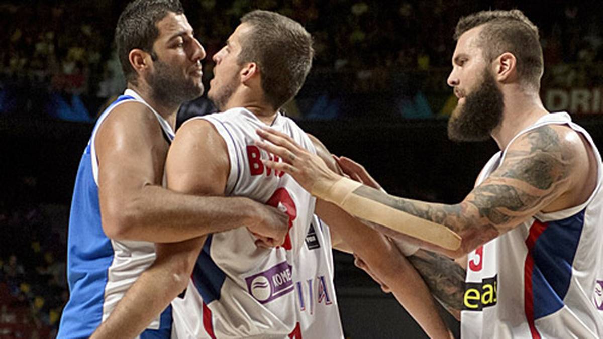 Vor der WM 2010 flogen in einem Testspiel einst Stühle zwischen Serbien und Griechenland, auch jetzt bei der EM haben sich beide nicht so richtig lieb. Zwischen Giannis Bourousis (l.) und Nemanja Bjelica bleibt es aber beim Austausch von Nettigkeiten