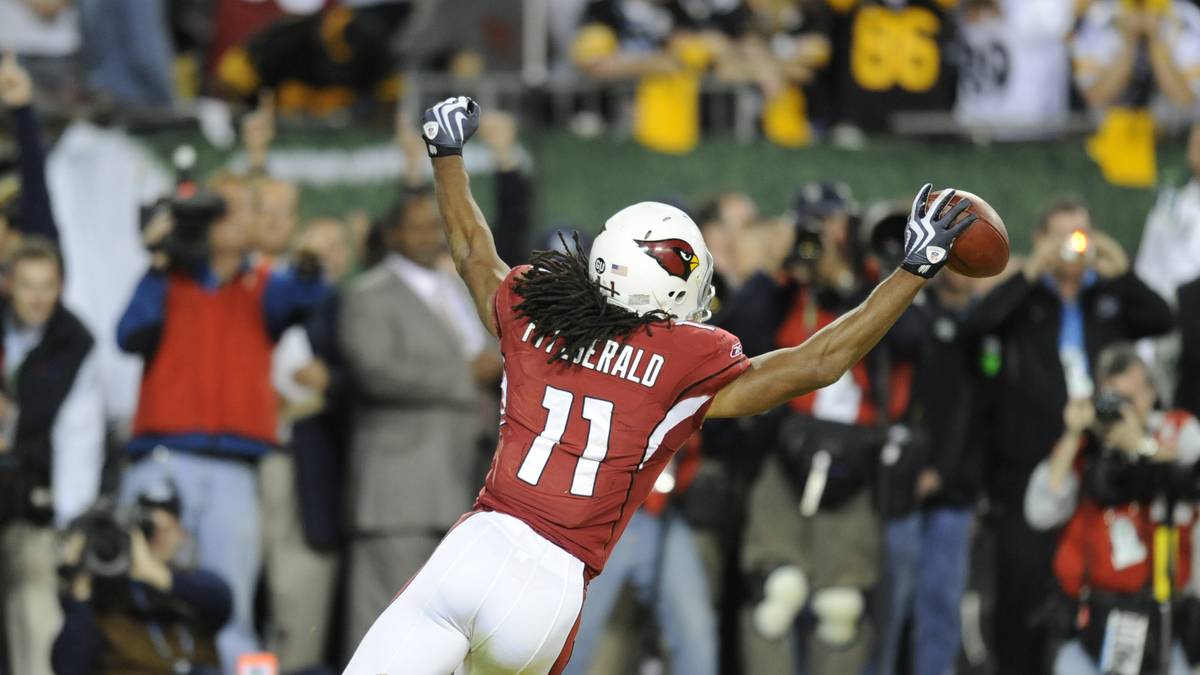 Auch Receiver-Legende Larry Fitzgerald (Bild), der seine ganze Karriere bei den Cardinals verbringt, kann das Spiel trotz zweier Touchdowns nicht entscheiden. Vor allem eine schlimme Interception von Warner direkt vor der Halbzeit tief in der Redzone Arizonas, die zum Touchdown zurückgetragen wird, gibt dem Spiel die entscheidende Wendung