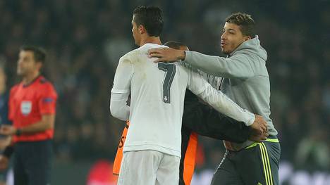 Cristiano Ronaldo wird von einem Fan umarmt