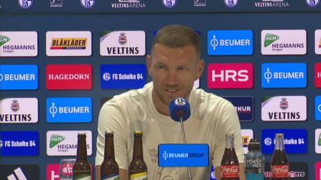 Edin Dzeko hängt noch ein weiteres Jahr auf Schalke dran. Trotz seiner 40 Jahre hat er immer noch Lust auf Fußball.