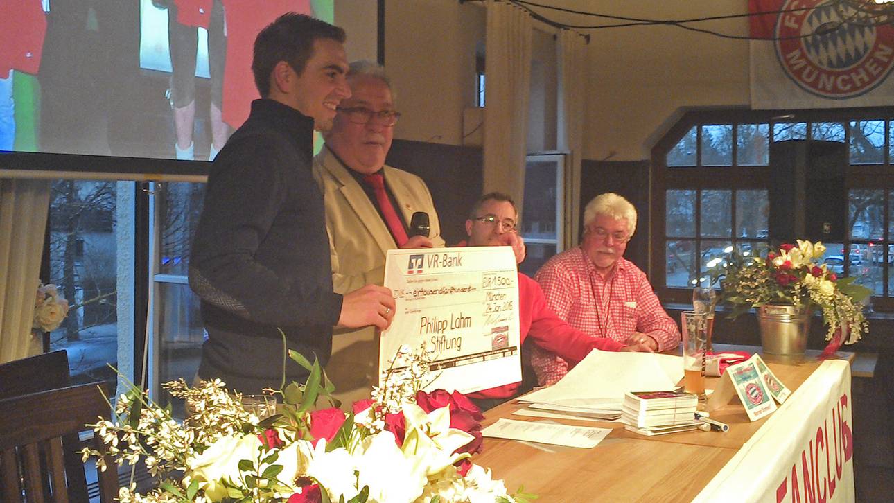 Philipp Lahm Fanclub Scheckübergabe