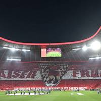Die Fans des FC Bayern präsentieren vor dem Champions-League-Duell mit Real Madrid eine besondere Choreografie. Die Anhänger gedenken des verstorbenen Franz Beckenbauers.