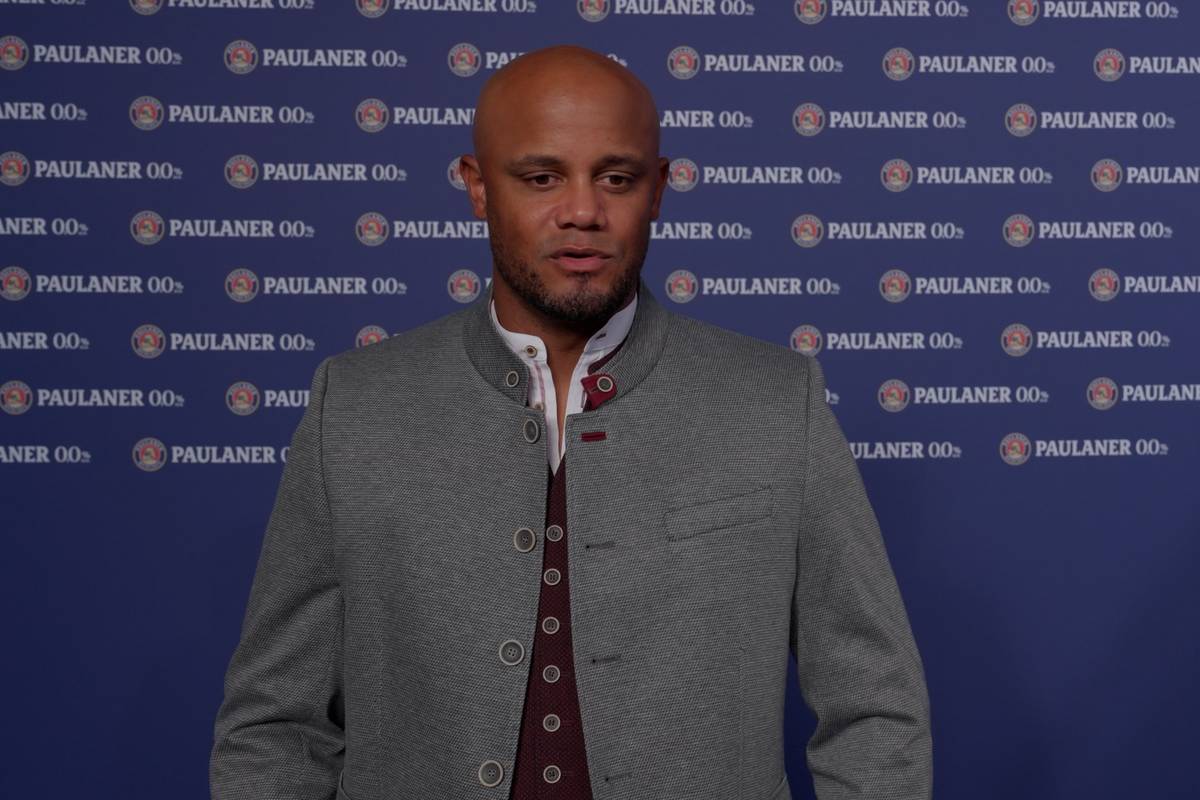 Bayern-Trainer Vincent Kompany spricht über die Position von Offensiv-Star Michael Olise.