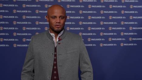 Bayern-Trainer Vincent Kompany spricht über die Position von Offensiv-Star Michael Olise.