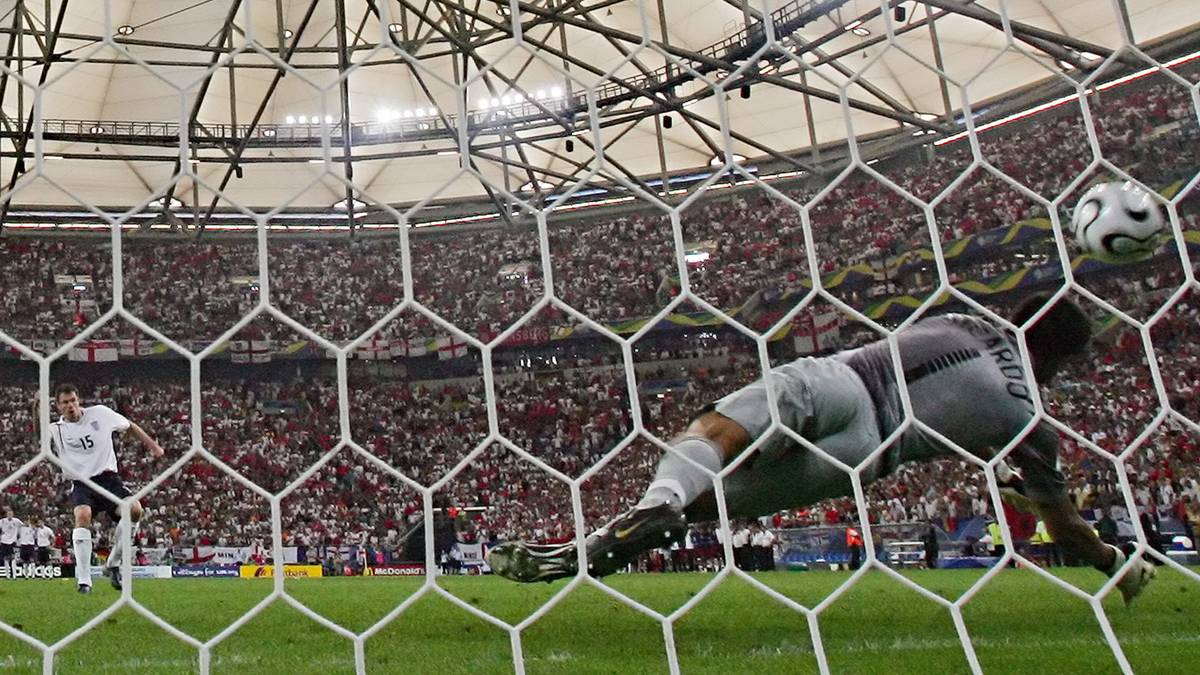 3 - bittere Enttäuschungen erlebte England bisher beim Elfmeterschießen: 1990, 1998 und 2006 versagten den Three Lions die Nerven vom Punkt. England gewann damit noch nie ein WM-Elfmeterschießen, Deutschland ist hingegen noch ungeschlagen (1982, 1986, 1990, 2006)