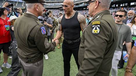 Dwayne "The Rock" Johnson m Gespräch mit der Vertretern der US-Army 