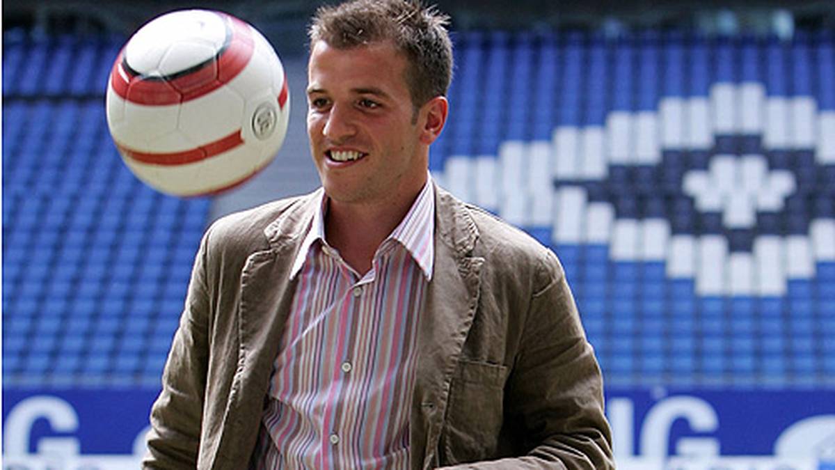 2005 wagt der Sonnyboy den Schritt über die Grenze nach Hamburg. Schon bei seiner Vorstellung zeigt van der Vaart, dass er perfekt mit dem Ball umgehen kann
