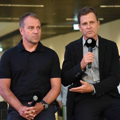 Bundestrainer Hansi Flick und Geschäftsführer Oliver Bierhoff stehen nach dem WM-Aus der deutschen Nationalmannschaft in der Kritik. DFB-Boss Bernd Neuendorf verweigert ihnen eine Jobgarantie.