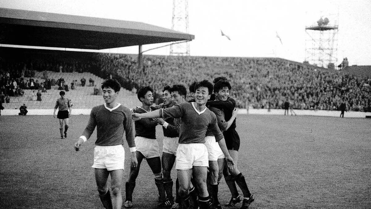 19. JULI 1966, NORDKOREA-ITALIEN 1:0 (VORRUNDE):
Nordkorea ging als 1000:1-Außenseiter in das Turnier - doch Pak Doo-Ik sorgte für die wohl größte Überraschung in der WM-Geschichte. "Der Untergang des Römischen Reiches ist nichts dagegen", schrieb das Northern Echo. Torschütze Pak erinnerte sich: "Vor Freude haben wir alle geheult." Die Azzurri standen zu Hause im Tomaten-Hagel, im Italienischen heißt Blamage seitdem "una corea"