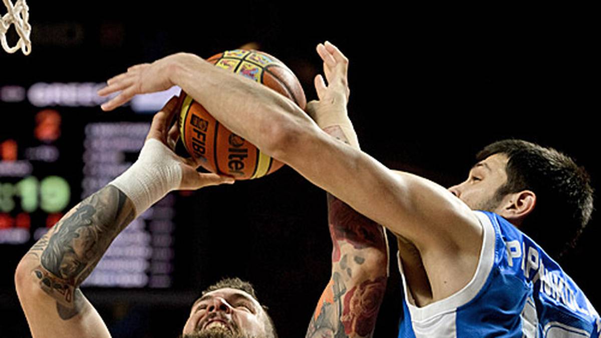 Georgios Printezis (r.) langt hinten kräftig hin und räumt Miroslav Raduljica unter dem Korb böse ab
