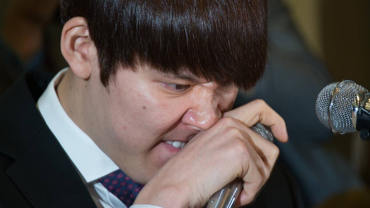 Park Tae-Hwan bei seiner öffentlichen Entschuldigung
