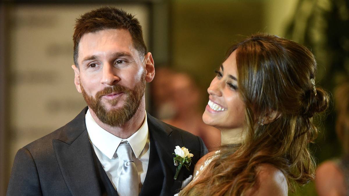 Lionel Messi ist unter der Haube. Der Argentinier gab am Freitag in seiner Heimatstadt Rosario seiner Jugendliebe Antonella Roccuzzo das Ja-Wort. Im Anschluss an die private Zeremonie in einem Hotelkomplex zogen sich das Brautpaar und die 260 Gäste zum Feiern zurück. SPORT1 zeigt die Bilder der Nacht