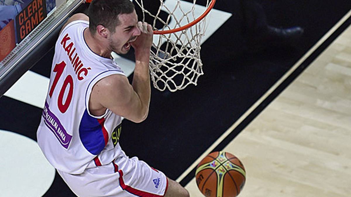 Dennoch haben die Serben die Partie von Beginn an im Griff. Nikola Kalinic feiert seinen Dunk lautstark