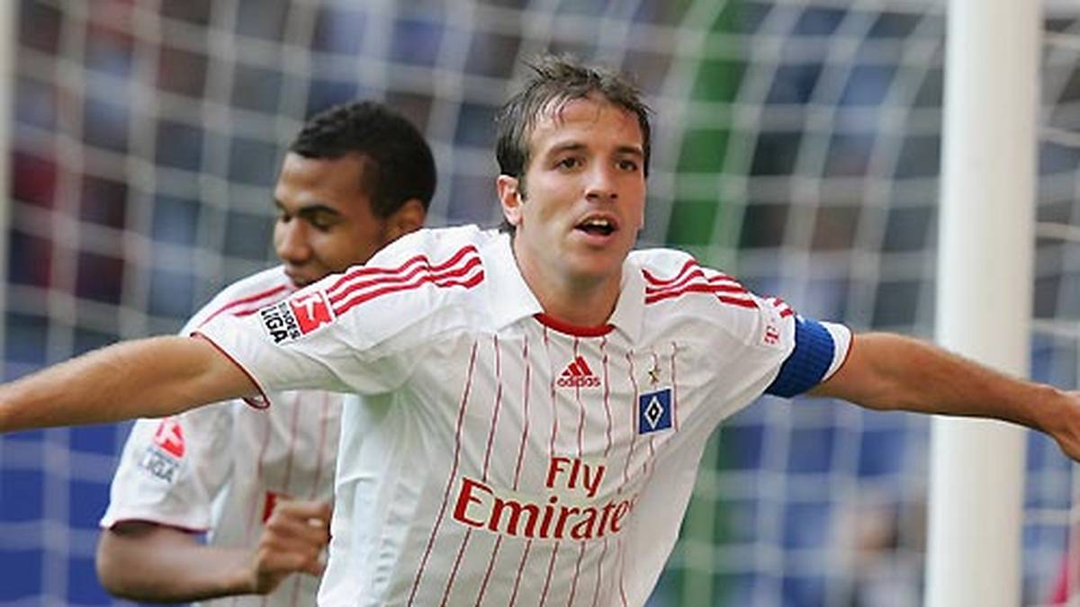 Beim Hamburger SV erarbeitet er sich schnell viel Respekt und Zuneigung. Van der Vaart wird zum Kapitän und stellt einen Rekord von Klub-Legende Uwe Seeler ein: In sieben aufeinanderfolgenden Bundesliga-Spielen macht er jeweils ein Tor 