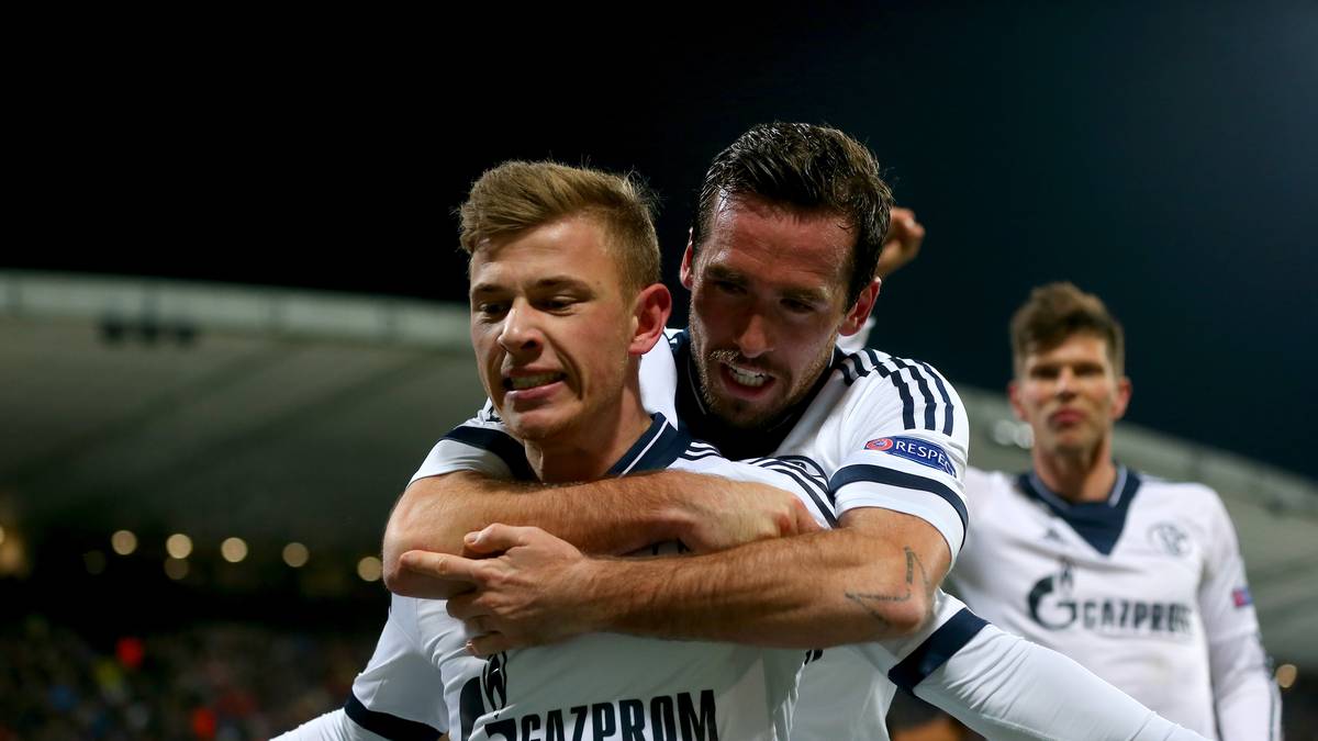 Sei gedrückt! Christian Fuchs herzt den Schalker Torschützen Max Meyer. Der Treffer bedeutete den Einzug unter die besten 16 Teams der Champions League.