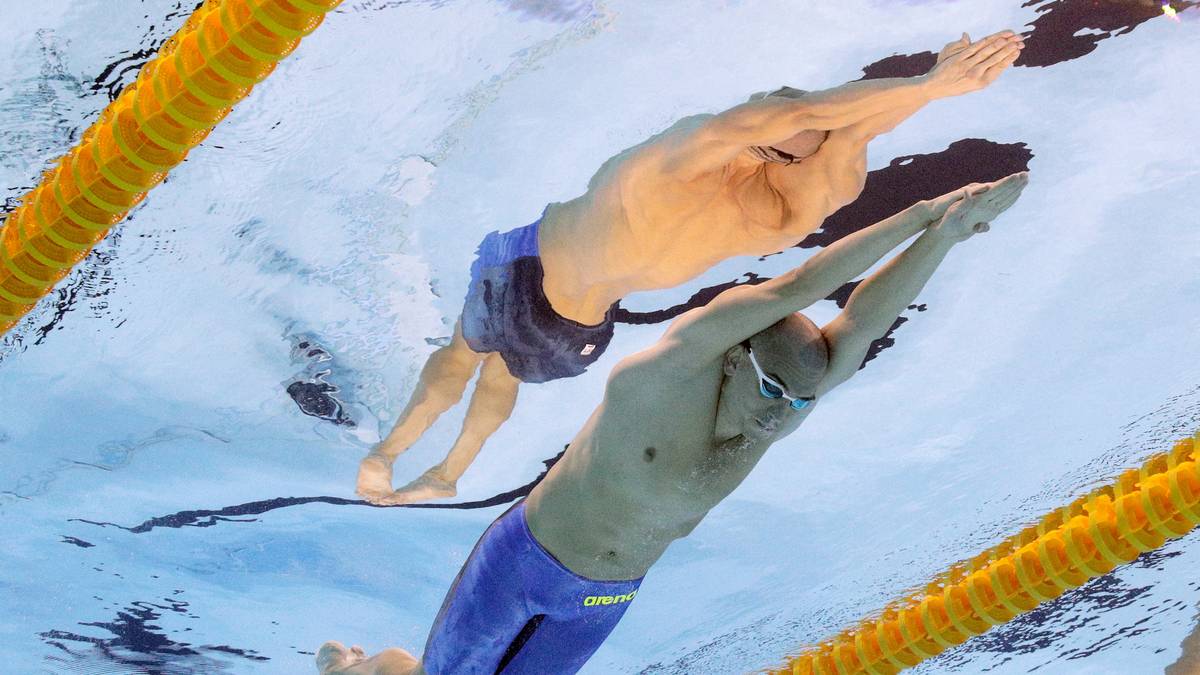 Der Ungar Laslo Cseh schwimmt im Becken von Rio (fast) schneller als sein Spiegelbild