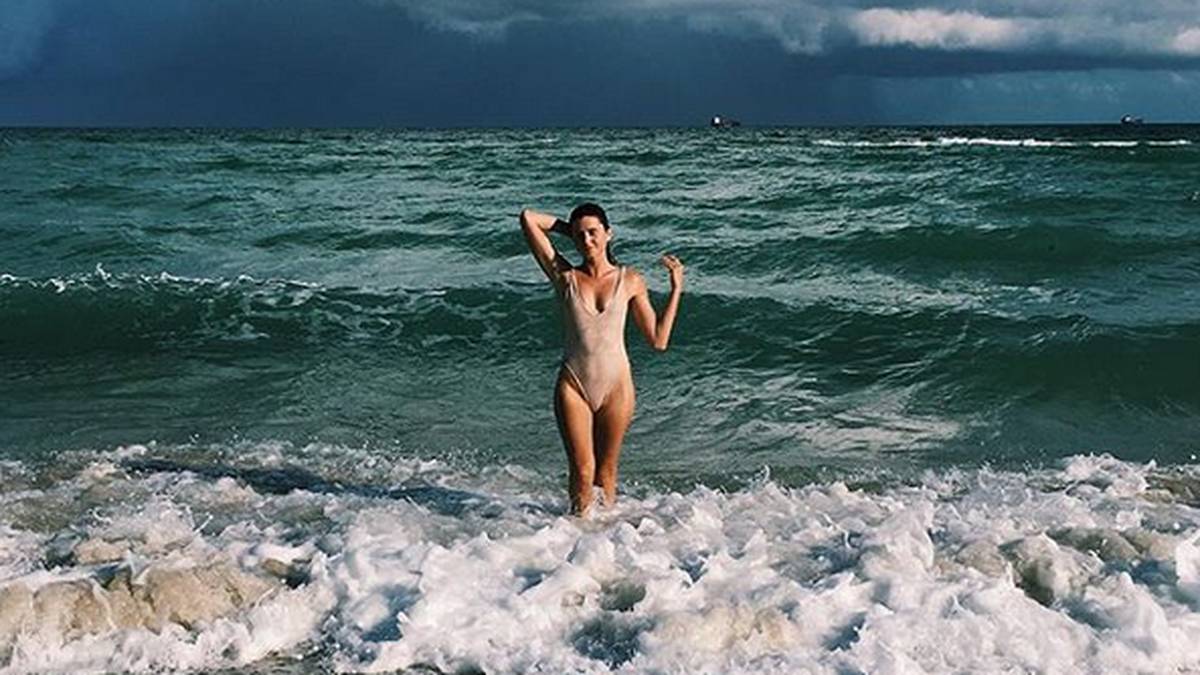 Vorsicht, ein Sturm zieht auf! Anastasia Ashley genießt die Kulisse, doch im Hintergrund wird es dunkel