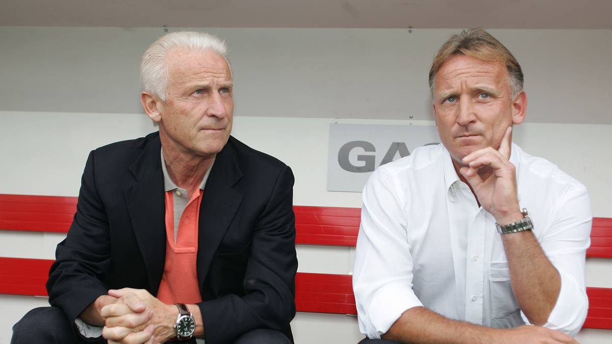 GIOVANNI TRAPATTONI (01.07.2005 - 09.02.2006):  Am 1. Juli 2005 soll der erfolgreichtse Trainer der Welt die Schwaben zu neuen Höhenflügen führen. Mit Andreas Brehme als Co-Trainer wird mindestens der Einzug in die Champions League als Ziel ausgegeben - die Realität sieht jedoch anders aus
