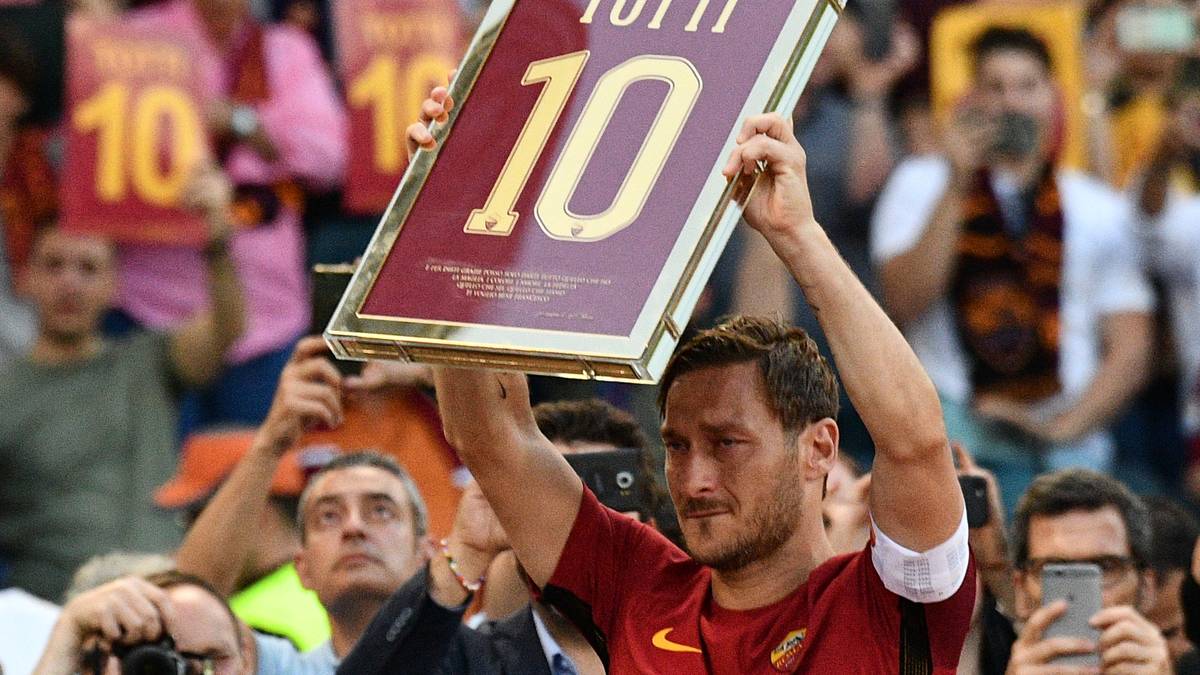 Am 28. Mai 2017 beendet Totti seine Karriere - und wird nach einem 3:2-Sieg gegen Genua, durch den die Roma die Champions League erreicht, würdig verabschiedet