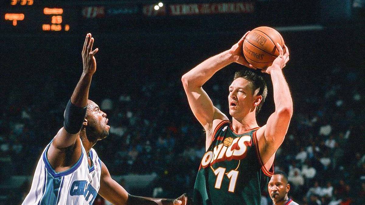PLATZ 11 - DETLEF SCHREMPF: Der Leverkusener machte sich als "Det, the Threat" einen Namen in der NBA. 1996 verpasste er die Meisterschaft im Finale gegen Michael Jordan und die Chicago Bulls. Er war der erste Europäer, der über 15.000 Punkte in seiner Karriere erzielte und wurde 1991 und 1992 mit dem Sixth Man Award ausgezeichnet