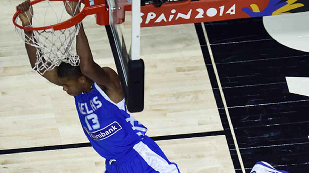 Giannis Antetokounmpo, der "Greek Freak" von den Milwaukee Bucks, stopft nur noch für die Galerie