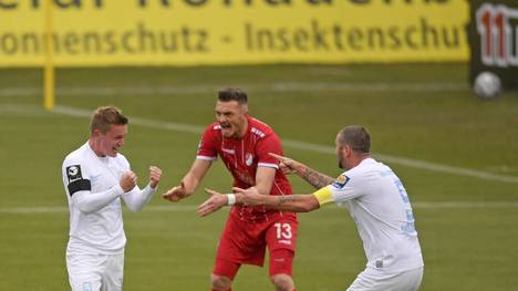 Fabian Greilinger (l.) und Sascha Mölders (r.) bejubeln das 1:0 des 1860 München. Türkgücüs Alexander Sorge ärgert sich