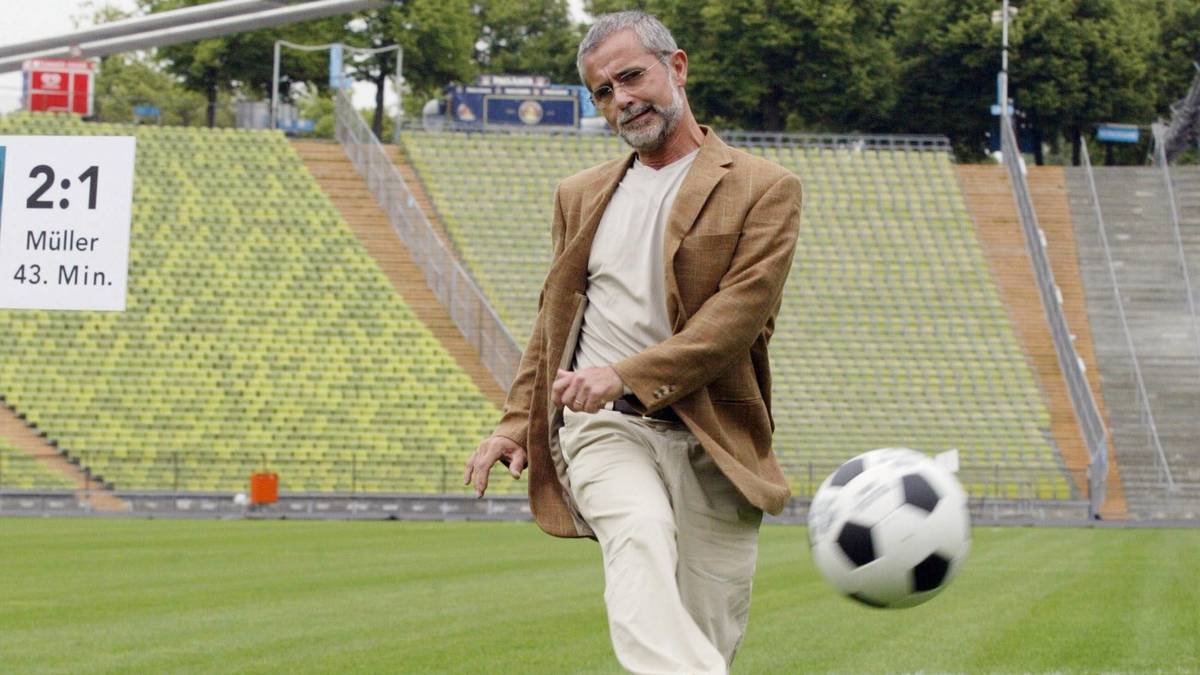 PLATZ 9 - GERD MÜLLER: Als "Bomber der Nation" erlangte Müller in den 70er Jahren Ruhm und Ehre für den FC Bayern und die Nationalelf. Gilt als einer der besten Stürmer aller Zeiten, sein Torrekord in der Bundesliga (365) ist nach Lage der Dinge auf Ewigkeiten zementiert. Müller wurde Welt- und Europameister und holte mit den Bayern drei Landesmeister-Pokale und vier Deutsche Meisterschaften 