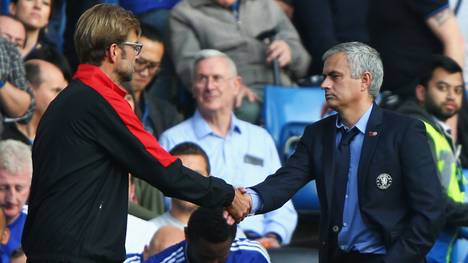 Der frühere Chelsea-Coach Jose Mourinho (r.) beim Handschlag mit Jürgen Klopp