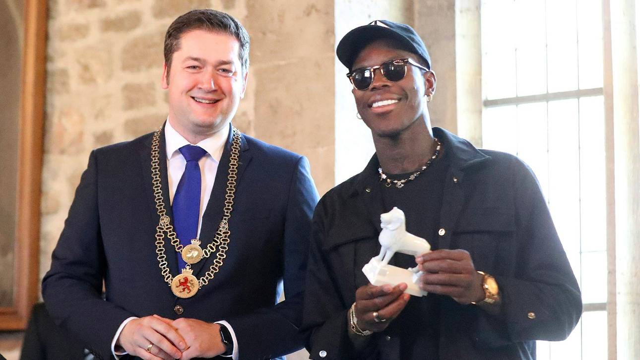 Schröder wird Ehrenbürger