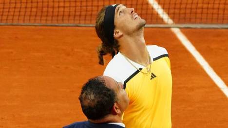 Alexander Zverev und der Referee bei der Begutachtung des Daches