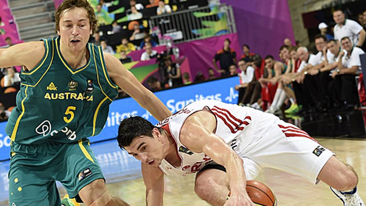 Die Türkei tut sich gegen Australien schwer. Die Geschichte des Spiels schreibt Emir Preldzic (r.). Der Türke hadert das gesamte Spiel über mit seinem Wurf, trifft nur fünf seiner 14 Versuche, nur zwei von sieben Dreiern
