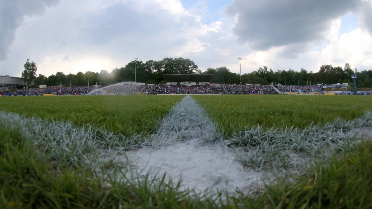 Das Hermann-Neuberger-Stadion befindet sich in Völklingen im Saarland und ist aktuell die Heimat von Regionalligist 1. FC Saarbrücken sowie Fünftligist Röchling Völklingen. Benannt ist das Stadion nach dem ehemaligen DFB-Präsidenten, der von 1975 bis 1992 im Amt war