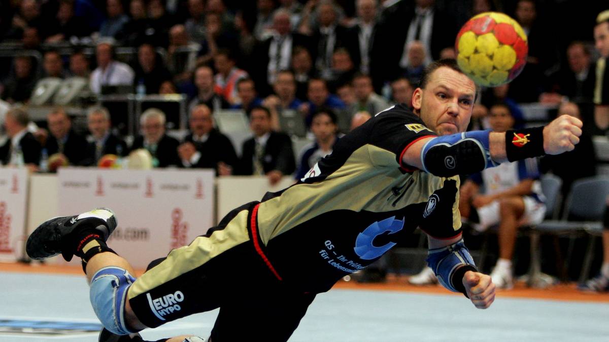 Zu allem Überfluss verletzt sich Kreisläufer Andrej Klimovets im Vorrundenspiel gegen Argentinien. Bundestrainer Brand ruft kurzerhand Routinier Christian Schwarzer (Bild) an und überredet ihn zum Comeback - der 38-jährige sollte die WM eigentlich als TV-Experte begleiten