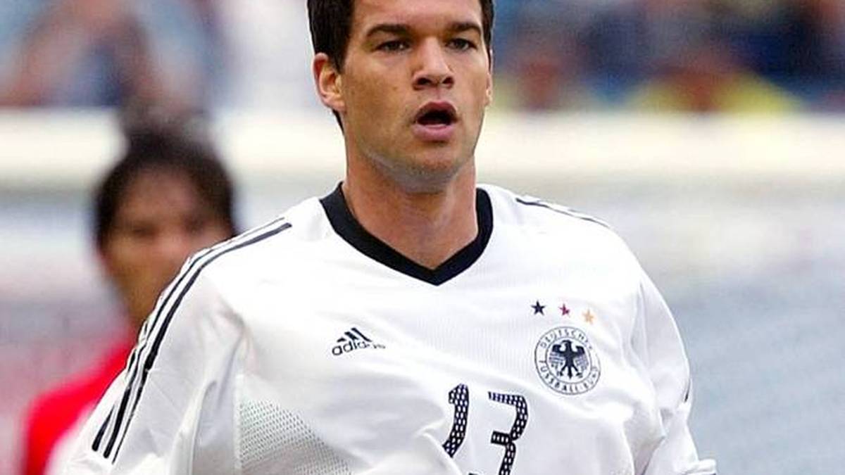 Michael Ballack (Mittelfeld): Der Capitano war damals noch mit 25 Jahren bei Leverkusen unter Vertrag. In der 92. Minute bekam er den Ellenbogen von Roberto Acuna ins Gesicht gejagt. Die Folge: Rote Karte. Inzwischen ist Ballack Berater von Bayern-Star Lennart Karl und TV-Experte.