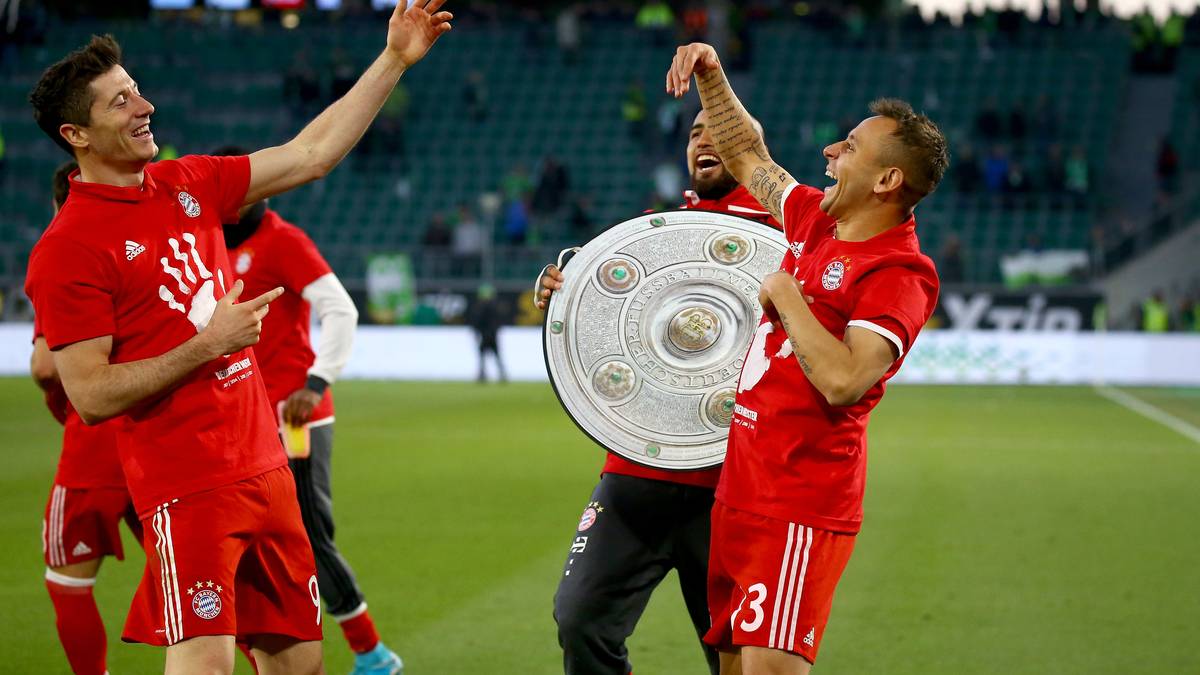 Es folgen fünf weitere Münchner Tore gegen harmlose Wölfe, die nach der Ampelkarte für Luiz Gustavo auch noch in Unterzahl spielen