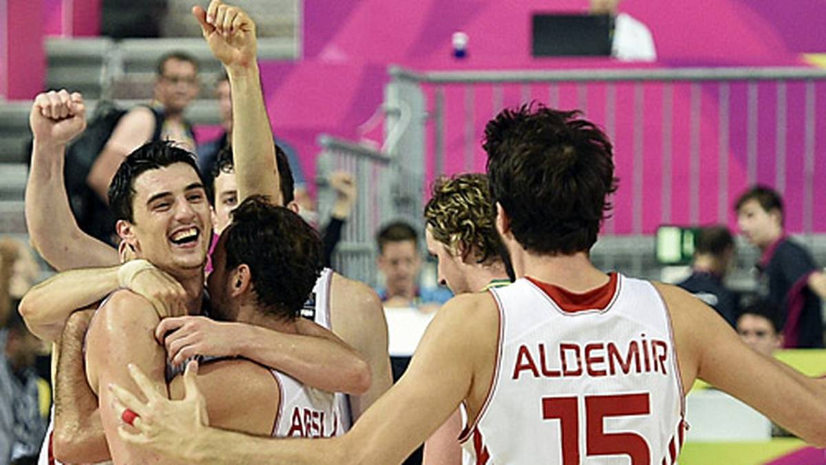 Und dennoch ist es Preldzic, der zum Helden wird. Kurz vor Schluss schießt er die Türkei per Dreier mit 65:64 in Front - Australien schmeißt danach den Ball weg, die Türkei ist weiter