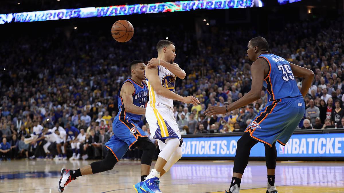 Seine 6,7 Assists pro Partie in der regulären Saison reichten zwar nur zu Rang zehn, doch bei den Hockey-Assists - also den Pässen, die zu Assists führen - kann Curry keiner das Wasser reichen. Mit 2,5 Hockey-Assists distanzierte er den zweitplatzierten John Wall (2,0) 