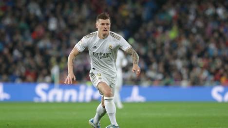 MADRID, SPAIN - MARCH 01: Toni Kroos of Real Madrid CF controls the ball during the Liga match between Real Madrid CF and FC Barcelona at Estadio Santiago Bernabeu on March 01, 2020 in Madrid, Spain. (Photo by Gonzalo Arroyo Moreno/Getty Images)