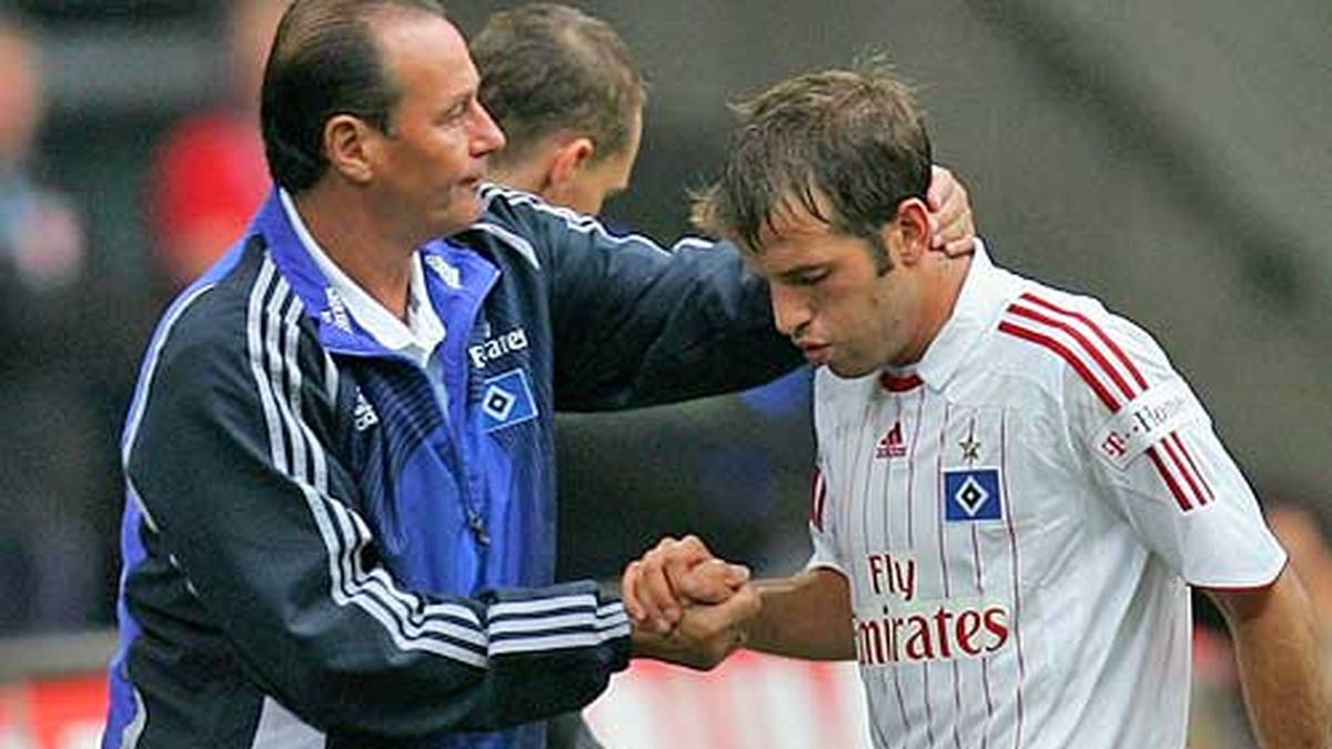 Auch wenn der Wechsel nach Valencia auf Intervention des HSV nicht zustande kommt, trennen sich im Sommer 2008 die Wege der Hamburger und des Holländers (r., mit HSV-Coach Huub Stevens)