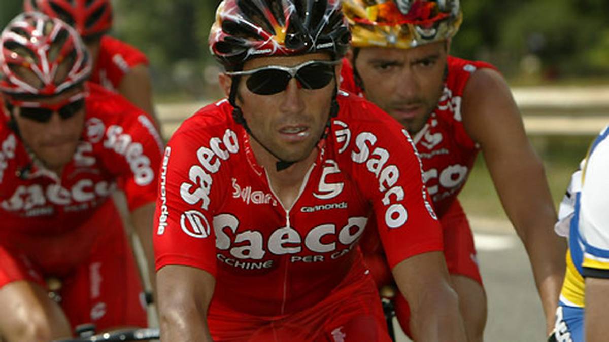 GILBERTO SIMONI: Schon zwei Positivtests gibt es beim Italiener. Er schreibt den ersten auf Pastillen zurück, die seine Mutter ihm aus Peru geschickt habe, beim Zweiten ist der Tee der Tante schuld. Immer diese Verwandtschaft...