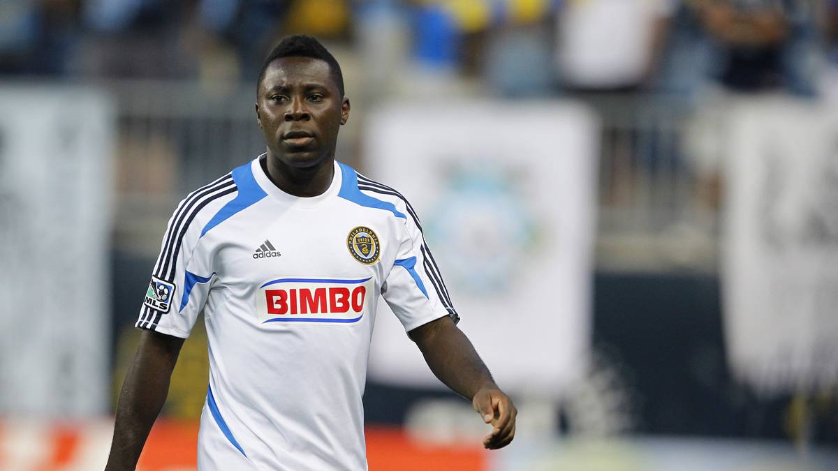 Nach diesen frühen Karriere-Highlights verschwand der mittlerweile 28-Jährige in der Versenkung, schrieb in erster Linie Schlagzeilen durch zahl- wie ergebnislose Probetrainings quer durch die Fußballwelt - unter anderem beim FC Ingolstadt. Für kurze Zeit war er sogar Staubsauger-Verkäufer