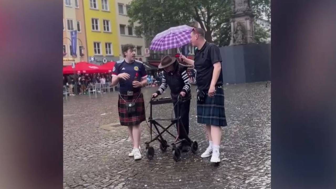 Herzliche Geste! Zwei Schottland-Fans sorgen für süßen EM-Moment