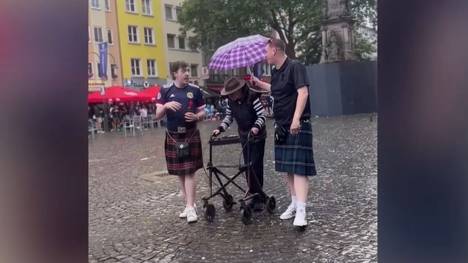 Die schottischen Fans sind mittlerweile von München nach Köln weitergezogen. Dort sorgen zwei Anhänger für einen süßen Moment.